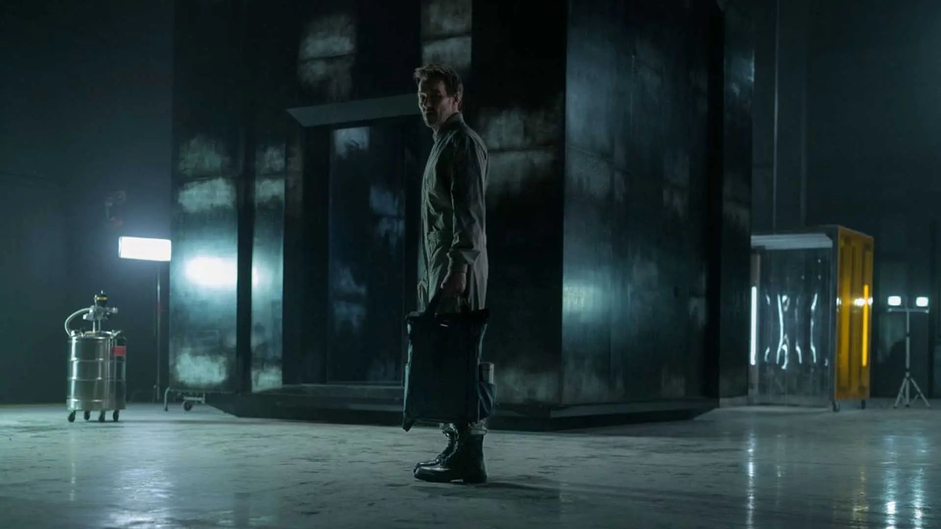 جیسون در کنار باکس The Box در سریال Dark Matter