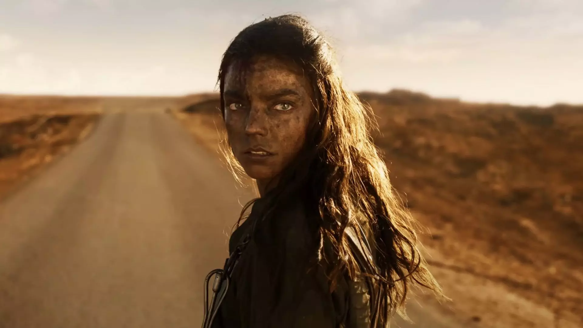 آنیا تیلور جوی در نقش ایمپریتر فیوریوسا در حال تماشا جاده خالی از سکنه در فیلم Furiosa: A Mad Max Saga